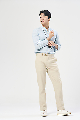 포토 JPG 스튜디오촬영 전신 응시 남자 맨라이프 한명 서기 정장 손짓 20대 성인 앞모습 비즈니스라이프 한국인 비즈니스맨 흰배경 사원증 성인남자한명만 국내포토 1 라이프스타일 시선 옷 뷰포인트 백그라운드 비즈니스 모션 실내 사람 동양인 청년 흰색 직장인 남자한명만 성인남자만 파일형식