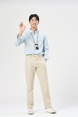 포토 JPG 스튜디오촬영 전신 남자 맨라이프 한명 서기 미소 정장 20대 성인 앞모습 비즈니스라이프 손들기 한국인 비즈니스맨 흰배경 주머니손 손인사 사원증 성인남자한명만 국내포토 1 라이프스타일 옷 뷰포인트 백그라운드 비즈니스 모션 실내 표정 사람 동양인 청년 흰색 인사 직장인 남자한명만 성인남자만 파일형식