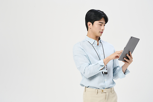 포토 JPG 스튜디오촬영 응시 남자 맨라이프 한명 서기 들기 정장 상반신 20대 성인 옆모습 비즈니스라이프 태블릿 터치 한국인 비즈니스맨 흰배경 열정 사원증 성인남자한명만 국내포토 1 라이프스타일 시선 옷 감정 뷰포인트 백그라운드 비즈니스 모션 실내 사람 동양인 청년 전자제품 스마트기기 흰색 직장인 남자한명만 성인남자만 파일형식