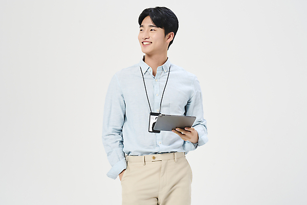 포토 JPG 스튜디오촬영 응시 남자 맨라이프 한명 서기 정장 상반신 20대 성인 앞모습 비즈니스라이프 태블릿 한국인 비즈니스맨 흰배경 주머니손 열정 사원증 성인남자한명만 국내포토 1 라이프스타일 시선 옷 감정 뷰포인트 백그라운드 비즈니스 모션 실내 사람 동양인 청년 전자제품 스마트기기 흰색 직장인 남자한명만 성인남자만 파일형식