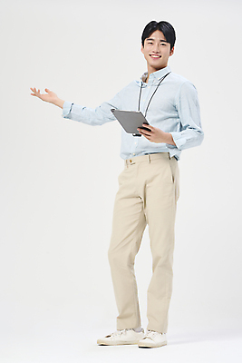 포토 JPG 스튜디오촬영 전신 남자 맨라이프 한명 서기 미소 들기 정장 20대 성인 앞모습 비즈니스라이프 태블릿 손들기 한국인 비즈니스맨 흰배경 열정 사원증 성인남자한명만 국내포토 1 라이프스타일 옷 감정 뷰포인트 백그라운드 비즈니스 모션 실내 표정 사람 동양인 청년 전자제품 스마트기기 흰색 직장인 남자한명만 성인남자만 파일형식