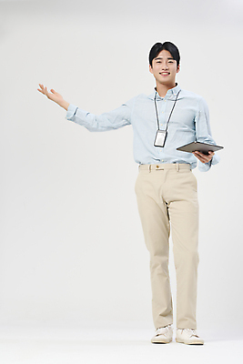 포토 JPG 스튜디오촬영 전신 남자 맨라이프 팔벌리기 한명 서기 미소 들기 정장 20대 성인 앞모습 비즈니스라이프 태블릿 손들기 한국인 비즈니스맨 흰배경 사원증 성인남자한명만 국내포토 1 라이프스타일 옷 뷰포인트 백그라운드 비즈니스 모션 실내 표정 사람 동양인 청년 전자제품 스마트기기 흰색 직장인 남자한명만 성인남자만 파일형식
