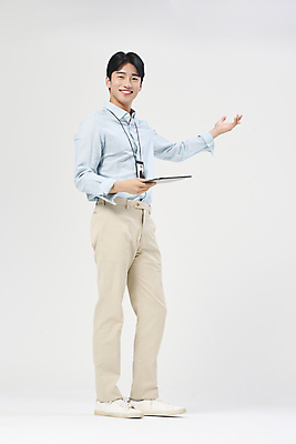 포토 JPG 스튜디오촬영 전신 남자 맨라이프 한명 서기 미소 들기 정장 손짓 20대 성인 옆모습 비즈니스라이프 태블릿 손들기 한국인 비즈니스맨 흰배경 사원증 성인남자한명만 국내포토 1 라이프스타일 옷 뷰포인트 백그라운드 비즈니스 모션 실내 표정 사람 동양인 청년 전자제품 스마트기기 흰색 직장인 남자한명만 성인남자만 파일형식