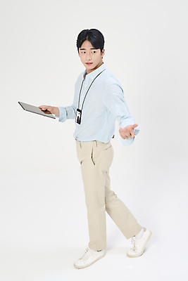 포토 JPG 스튜디오촬영 전신 응시 남자 맨라이프 한명 들기 정장 손짓 20대 성인 옆모습 비즈니스라이프 태블릿 손들기 걷기 한국인 비즈니스맨 흰배경 사원증 성인남자한명만 국내포토 1 라이프스타일 시선 옷 뷰포인트 백그라운드 비즈니스 모션 실내 사람 동양인 청년 전자제품 스마트기기 흰색 직장인 남자한명만 성인남자만 파일형식