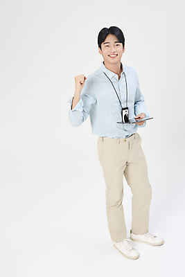 포토 JPG 스튜디오촬영 전신 남자 맨라이프 응원 한명 서기 미소 정장 20대 성인 옆모습 비즈니스라이프 파이팅 한국인 올려보기 비즈니스맨 흰배경 열정 사원증 성인남자한명만 국내포토 1 라이프스타일 옷 감정 뷰포인트 백그라운드 비즈니스 모션 실내 표정 사람 동양인 청년 흰색 직장인 남자한명만 성인남자만 파일형식