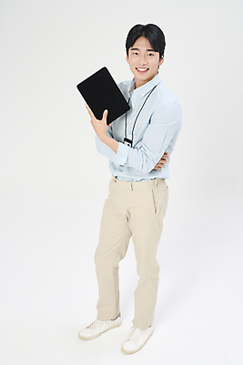 포토 JPG 스튜디오촬영 전신 남자 맨라이프 한명 서기 들기 정장 20대 성인 앞모습 옆모습 비즈니스라이프 태블릿 팔짱 한국인 비즈니스맨 흰배경 사원증 성인남자한명만 국내포토 1 라이프스타일 옷 뷰포인트 백그라운드 비즈니스 모션 실내 사람 동양인 청년 전자제품 스마트기기 흰색 직장인 남자한명만 성인남자만 파일형식