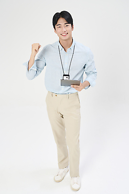 포토 JPG 스튜디오촬영 전신 남자 맨라이프 한명 서기 들기 정장 20대 성인 앞모습 비즈니스라이프 태블릿 파이팅 한국인 비즈니스맨 흰배경 열정 성인남자한명만 국내포토 1 라이프스타일 옷 감정 뷰포인트 백그라운드 비즈니스 모션 실내 사람 동양인 청년 전자제품 스마트기기 흰색 직장인 남자한명만 성인남자만 파일형식