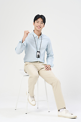 포토 JPG 스튜디오촬영 전신 남자 맨라이프 의자 한명 미소 앉기 정장 20대 성인 앞모습 옆모습 비즈니스라이프 파이팅 한국인 비즈니스맨 흰배경 열정 사원증 성인남자한명만 국내포토 1 라이프스타일 옷 감정 뷰포인트 가구 백그라운드 비즈니스 모션 실내 표정 사람 동양인 청년 흰색 직장인 남자한명만 성인남자만 파일형식