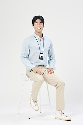 포토 JPG 스튜디오촬영 전신 남자 맨라이프 의자 한명 미소 앉기 정장 20대 성인 앞모습 옆모습 비즈니스라이프 한국인 비즈니스맨 흰배경 열정 사원증 성인남자한명만 국내포토 1 라이프스타일 옷 감정 뷰포인트 가구 백그라운드 비즈니스 모션 실내 표정 사람 동양인 청년 흰색 직장인 남자한명만 성인남자만 파일형식