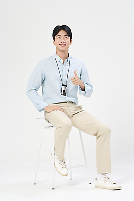 포토 JPG 스튜디오촬영 전신 남자 맨라이프 의자 한명 미소 앉기 정장 20대 성인 앞모습 비즈니스라이프 한국인 비즈니스맨 흰배경 따봉 사원증 성인남자한명만 국내포토 1 라이프스타일 옷 뷰포인트 가구 백그라운드 비즈니스 모션 실내 표정 사람 동양인 청년 흰색 최고 직장인 남자한명만 성인남자만 파일형식