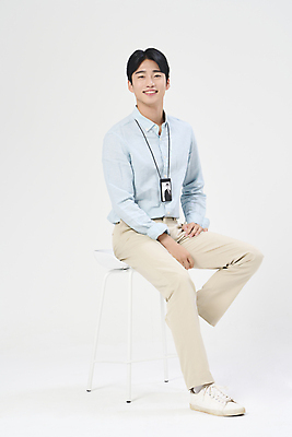 포토 JPG 스튜디오촬영 전신 남자 맨라이프 의자 한명 미소 앉기 정장 20대 성인 옆모습 비즈니스라이프 한국인 비즈니스맨 흰배경 사원증 성인남자한명만 국내포토 1 라이프스타일 옷 뷰포인트 가구 백그라운드 비즈니스 모션 실내 표정 사람 동양인 청년 흰색 직장인 남자한명만 성인남자만 파일형식