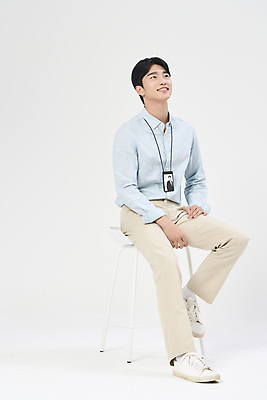포토 JPG 스튜디오촬영 남자 맨라이프 의자 한명 앉기 정장 20대 성인 옆모습 비즈니스라이프 한국인 올려보기 비즈니스맨 흰배경 사원증 성인남자한명만 국내포토 1 라이프스타일 옷 뷰포인트 가구 백그라운드 비즈니스 모션 실내 사람 동양인 청년 흰색 직장인 남자한명만 성인남자만 파일형식