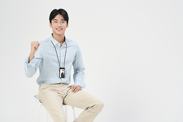 포토 JPG 스튜디오촬영 남자 맨라이프 의자 응원 한명 미소 앉기 정장 상반신 20대 성인 앞모습 비즈니스라이프 파이팅 한국인 비즈니스맨 흰배경 사원증 성인남자한명만 국내포토 1 라이프스타일 옷 뷰포인트 가구 백그라운드 비즈니스 모션 실내 표정 사람 동양인 청년 흰색 직장인 남자한명만 성인남자만 파일형식