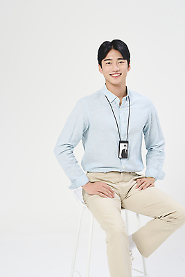 포토 JPG 스튜디오촬영 남자 맨라이프 의자 한명 미소 앉기 정장 상반신 20대 성인 앞모습 비즈니스라이프 한국인 비즈니스맨 흰배경 사원증 성인남자한명만 국내포토 1 라이프스타일 옷 뷰포인트 가구 백그라운드 비즈니스 모션 실내 표정 사람 동양인 청년 흰색 직장인 남자한명만 성인남자만 파일형식