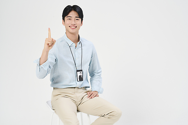포토 JPG 스튜디오촬영 남자 맨라이프 의자 한명 미소 앉기 정장 손짓 상반신 20대 성인 앞모습 비즈니스라이프 손들기 한국인 비즈니스맨 흰배경 사원증 성인남자한명만 국내포토 1 라이프스타일 옷 뷰포인트 가구 백그라운드 비즈니스 모션 실내 표정 사람 동양인 청년 흰색 직장인 남자한명만 성인남자만 파일형식