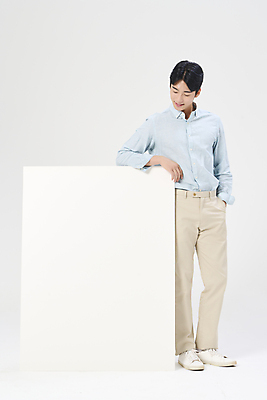 포토 JPG 스튜디오촬영 전신 배너 남자 맨라이프 사각프레임 한명 서기 정장 20대 성인 앞모습 비즈니스라이프 기댐 한국인 비즈니스맨 흰배경 주머니손 성인남자한명만 내려보기 국내포토 1 라이프스타일 옷 뷰포인트 백그라운드 비즈니스 모션 프레임 실내 사람 동양인 청년 사각형 흰색 직장인 남자한명만 성인남자만 파일형식
