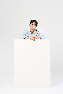 포토 JPG 스튜디오촬영 배너 남자 맨라이프 사각프레임 한명 서기 미소 정장 20대 성인 앞모습 비즈니스라이프 기댐 한국인 잡기 비즈니스맨 흰배경 성인남자한명만 국내포토 1 라이프스타일 옷 뷰포인트 백그라운드 비즈니스 모션 프레임 실내 표정 사람 동양인 청년 사각형 흰색 직장인 남자한명만 성인남자만 파일형식