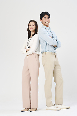 포토 JPG 스튜디오촬영 전신 응시 여자 남자 서기 미소 정장 20대 성인 두명 옆모습 비즈니스라이프 팔짱 한국인 등맞대기 비즈니스맨 비즈니스우먼 흰배경 성인만 국내포토 라이프스타일 시선 옷 뷰포인트 백그라운드 비즈니스 모션 실내 표정 사람 동양인 청년 흰색 직장인 파일형식