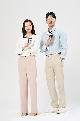 포토 JPG 스튜디오촬영 전신 여자 남자 서기 미소 들기 정장 20대 성인 두명 앞모습 비즈니스라이프 한국인 비즈니스맨 비즈니스우먼 흰배경 보여주기 사원증 성인만 국내포토 라이프스타일 옷 뷰포인트 백그라운드 비즈니스 모션 실내 표정 사람 동양인 청년 흰색 직장인 파일형식