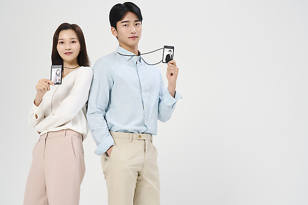 포토 JPG 스튜디오촬영 여자 남자 서기 들기 정장 상반신 20대 성인 두명 옆모습 비즈니스라이프 팔짱 기댐 한국인 비즈니스맨 비즈니스우먼 흰배경 주머니손 열정 보여주기 사원증 성인만 국내포토 라이프스타일 옷 감정 뷰포인트 백그라운드 비즈니스 모션 실내 사람 동양인 청년 흰색 직장인 파일형식