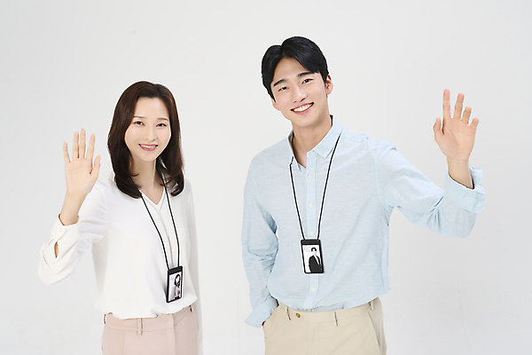 포토 JPG 스튜디오촬영 여자 남자 서기 미소 정장 상반신 20대 성인 두명 앞모습 옆모습 비즈니스라이프 손들기 한국인 비즈니스맨 비즈니스우먼 흰배경 손인사 사원증 성인만 국내포토 라이프스타일 옷 뷰포인트 백그라운드 비즈니스 모션 실내 표정 사람 동양인 청년 흰색 인사 직장인 파일형식