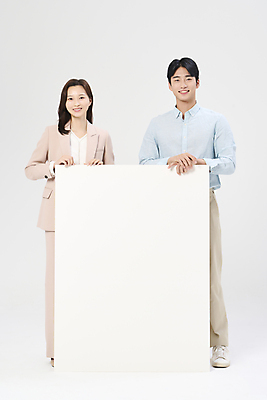 포토 JPG 스튜디오촬영 전신 배너 여자 남자 사각프레임 서기 미소 정장 20대 두명 앞모습 비즈니스라이프 한국인 잡기 비즈니스맨 비즈니스우먼 흰배경 국내포토 라이프스타일 옷 뷰포인트 백그라운드 비즈니스 모션 프레임 실내 표정 사람 동양인 청년 사각형 흰색 직장인 파일형식
