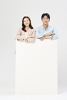 포토 JPG 스튜디오촬영 배너 여자 남자 사각프레임 서기 미소 정장 상반신 20대 성인 두명 앞모습 비즈니스라이프 팔짱 한국인 비즈니스맨 비즈니스우먼 흰배경 성인만 국내포토 라이프스타일 옷 뷰포인트 백그라운드 비즈니스 모션 프레임 실내 표정 사람 동양인 청년 사각형 흰색 직장인 파일형식