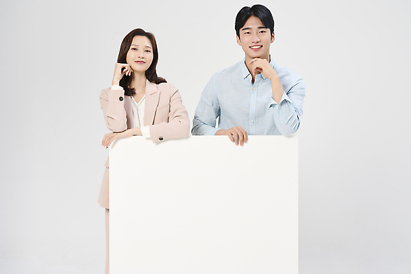 포토 JPG 스튜디오촬영 배너 응시 여자 남자 사각프레임 서기 미소 정장 상반신 20대 성인 두명 앞모습 비즈니스라이프 턱괴기 한국인 비즈니스맨 비즈니스우먼 흰배경 성인만 국내포토 라이프스타일 시선 옷 뷰포인트 백그라운드 비즈니스 모션 프레임 실내 표정 사람 동양인 청년 사각형 흰색 직장인 파일형식