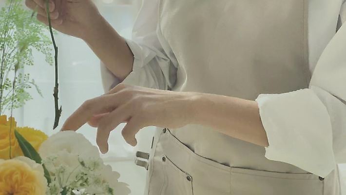 손 여자 꽃 꽃다발 실내 한명 들기 상반신 성인 꽃병 한국인 작업 꽂음 플로리스트 성인여자한명만 4K MP4 MOV 국내동영상 클립영상 식물 직업 1 모션 사람 동양인 내부 신체부위 동영상 여자한명만 성인여자만 파일형식