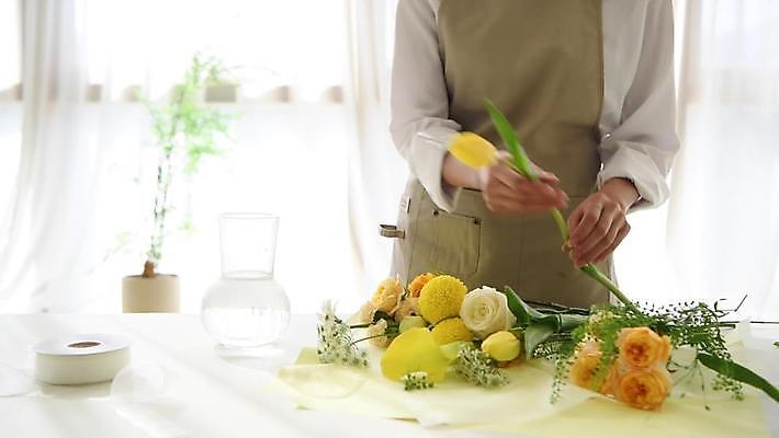 여자 꽃 가위 실내 한명 들기 상반신 성인 장미 한국인 튤립 작업 자르기 꽂음 플로리스트 성인여자한명만 4K MP4 MOV 국내동영상 클립영상 식물 직업 1 모션 문구용품 사람 동양인 내부 동영상 여자한명만 성인여자만 파일형식