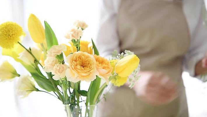 여자 꽃 실내 한명 들기 상반신 성인 아웃포커스 꽃병 한국인 작업 꽂음 플로리스트 성인여자한명만 4K MP4 MOV 국내동영상 클립영상 식물 직업 1 모션 촬영기법 사람 동양인 내부 동영상 여자한명만 성인여자만 파일형식