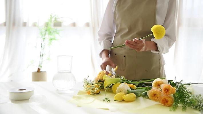 여자 꽃 실내 한명 들기 상반신 성인 꽃병 한국인 작업 자르기 꽂음 플로리스트 성인여자한명만 4K MP4 MOV 국내동영상 클립영상 식물 직업 1 모션 사람 동양인 내부 동영상 여자한명만 성인여자만 파일형식