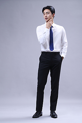 포토 JPG 스튜디오촬영 전신 남자 회색배경 한명 서기 정장 손짓 20대 성인 앞모습 비즈니스라이프 한국인 비즈니스맨 주머니손 성인남자한명만 내려보기 국내포토 1 라이프스타일 옷 뷰포인트 백그라운드 비즈니스 모션 실내 사람 동양인 청년 회색 직장인 남자한명만 성인남자만 파일형식