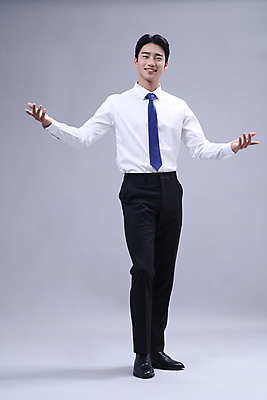 포토 JPG 스튜디오촬영 전신 응시 남자 회색배경 팔벌리기 한명 서기 미소 정장 손짓 20대 성인 앞모습 비즈니스라이프 한국인 비즈니스맨 성인남자한명만 국내포토 1 라이프스타일 시선 옷 뷰포인트 백그라운드 비즈니스 모션 실내 표정 사람 동양인 청년 회색 직장인 남자한명만 성인남자만 파일형식