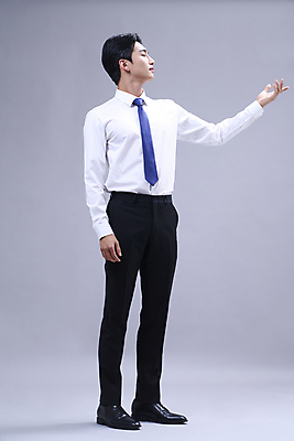 포토 JPG 스튜디오촬영 전신 응시 남자 회색배경 안내 한명 서기 정장 손짓 20대 성인 앞모습 비즈니스라이프 손들기 한국인 가리킴 비즈니스맨 고개들기 성인남자한명만 국내포토 1 라이프스타일 시선 옷 뷰포인트 백그라운드 비즈니스 모션 실내 사람 동양인 청년 회색 직장인 남자한명만 성인남자만 파일형식