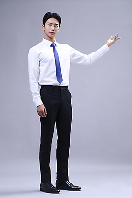 포토 JPG 스튜디오촬영 전신 응시 남자 회색배경 안내 한명 서기 정장 20대 성인 앞모습 비즈니스라이프 손들기 한국인 가리킴 비즈니스맨 성인남자한명만 국내포토 1 라이프스타일 시선 옷 뷰포인트 백그라운드 비즈니스 모션 실내 사람 동양인 손짓 청년 회색 직장인 남자한명만 성인남자만 파일형식