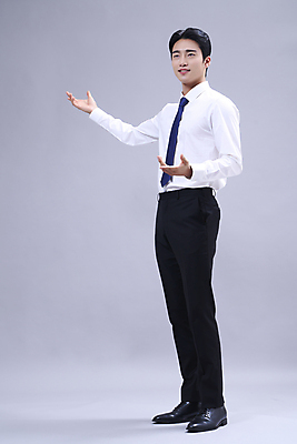 포토 JPG 스튜디오촬영 전신 응시 남자 회색배경 안내 한명 서기 정장 손짓 20대 성인 옆모습 비즈니스라이프 손들기 한국인 비즈니스맨 성인남자한명만 국내포토 1 라이프스타일 시선 옷 뷰포인트 백그라운드 비즈니스 모션 실내 사람 동양인 청년 회색 직장인 남자한명만 성인남자만 파일형식