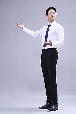 포토 JPG 스튜디오촬영 전신 응시 남자 회색배경 안내 한명 서기 정장 손짓 20대 성인 옆모습 비즈니스라이프 손들기 한국인 비즈니스맨 성인남자한명만 국내포토 1 라이프스타일 시선 옷 뷰포인트 백그라운드 비즈니스 모션 실내 사람 동양인 청년 회색 직장인 남자한명만 성인남자만 파일형식