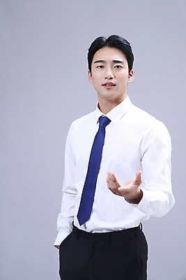 포토 JPG 스튜디오촬영 전신 응시 남자 회색배경 안내 한명 서기 정장 상반신 20대 성인 앞모습 비즈니스라이프 손들기 한국인 비즈니스맨 주머니손 성인남자한명만 국내포토 1 라이프스타일 시선 옷 뷰포인트 백그라운드 비즈니스 모션 실내 사람 동양인 청년 회색 직장인 남자한명만 성인남자만 파일형식