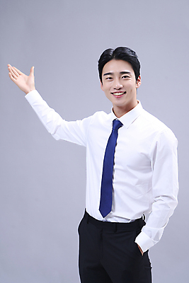 포토 JPG 스튜디오촬영 남자 회색배경 안내 한명 서기 미소 정장 상반신 20대 성인 앞모습 비즈니스라이프 손들기 한국인 가리킴 비즈니스맨 주머니손 성인남자한명만 국내포토 1 라이프스타일 옷 뷰포인트 백그라운드 비즈니스 모션 실내 표정 사람 동양인 손짓 청년 회색 직장인 남자한명만 성인남자만 파일형식