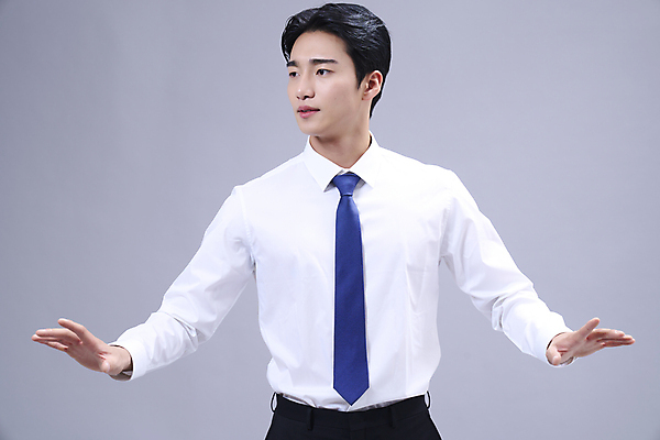 포토 JPG 스튜디오촬영 응시 남자 회색배경 팔벌리기 한명 서기 정장 손짓 상반신 20대 성인 앞모습 비즈니스라이프 한국인 비즈니스맨 성인남자한명만 국내포토 1 라이프스타일 시선 옷 뷰포인트 백그라운드 비즈니스 모션 실내 사람 동양인 청년 회색 직장인 남자한명만 성인남자만 파일형식