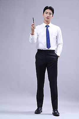 포토 JPG 스튜디오촬영 전신 응시 남자 회색배경 한명 서기 들기 정장 20대 성인 앞모습 비즈니스라이프 볼펜 한국인 비즈니스맨 주머니손 성인남자한명만 국내포토 1 라이프스타일 시선 옷 뷰포인트 백그라운드 비즈니스 모션 실내 사람 동양인 청년 펜 회색 직장인 남자한명만 성인남자만 파일형식