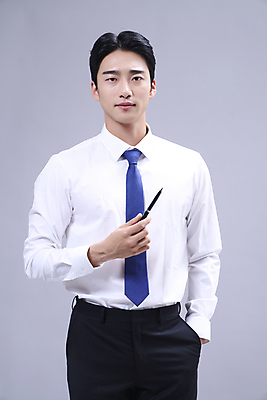 포토 JPG 스튜디오촬영 응시 남자 회색배경 한명 서기 들기 정장 상반신 20대 성인 앞모습 비즈니스라이프 볼펜 한국인 비즈니스맨 주머니손 성인남자한명만 국내포토 1 라이프스타일 시선 옷 뷰포인트 백그라운드 비즈니스 모션 실내 사람 동양인 청년 펜 회색 직장인 남자한명만 성인남자만 파일형식