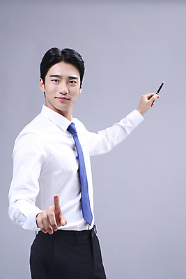 포토 JPG 스튜디오촬영 응시 남자 회색배경 팔벌리기 한명 서기 미소 들기 정장 손짓 상반신 20대 성인 옆모습 비즈니스라이프 볼펜 한국인 비즈니스맨 성인남자한명만 국내포토 1 라이프스타일 시선 옷 뷰포인트 백그라운드 비즈니스 모션 실내 표정 사람 동양인 청년 펜 회색 직장인 남자한명만 성인남자만 파일형식