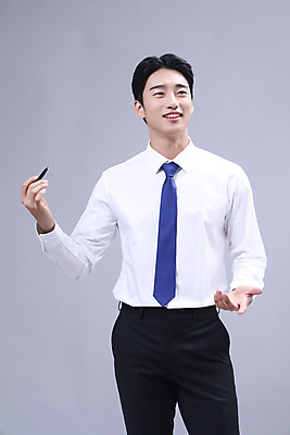 포토 JPG 스튜디오촬영 응시 남자 회색배경 한명 서기 미소 들기 정장 손짓 상반신 20대 성인 앞모습 비즈니스라이프 볼펜 한국인 비즈니스맨 발표 성인남자한명만 국내포토 1 라이프스타일 시선 옷 뷰포인트 백그라운드 비즈니스 모션 실내 표정 사람 동양인 청년 펜 회색 직장인 남자한명만 성인남자만 파일형식