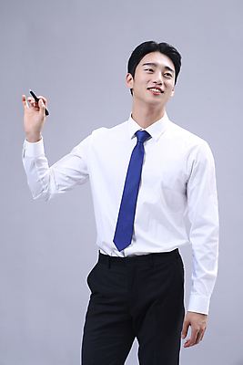 포토 JPG 스튜디오촬영 응시 남자 회색배경 한명 서기 미소 들기 정장 상반신 20대 성인 앞모습 비즈니스라이프 볼펜 한국인 비즈니스맨 발표 성인남자한명만 국내포토 1 라이프스타일 시선 옷 뷰포인트 백그라운드 비즈니스 모션 실내 표정 사람 동양인 청년 펜 회색 직장인 남자한명만 성인남자만 파일형식
