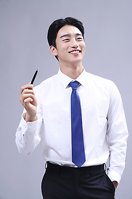 포토 JPG 스튜디오촬영 응시 남자 회색배경 한명 서기 미소 들기 정장 상반신 20대 성인 앞모습 비즈니스라이프 볼펜 한국인 비즈니스맨 발표 주머니손 성인남자한명만 국내포토 1 라이프스타일 시선 옷 뷰포인트 백그라운드 비즈니스 모션 실내 표정 사람 동양인 청년 펜 회색 직장인 남자한명만 성인남자만 파일형식