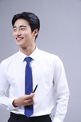 포토 JPG 스튜디오촬영 응시 남자 회색배경 한명 서기 미소 웃음 들기 정장 상반신 20대 성인 앞모습 비즈니스라이프 볼펜 한국인 비즈니스맨 주머니손 성인남자한명만 국내포토 1 라이프스타일 시선 옷 뷰포인트 백그라운드 비즈니스 모션 실내 표정 사람 동양인 청년 펜 회색 직장인 남자한명만 성인남자만 파일형식