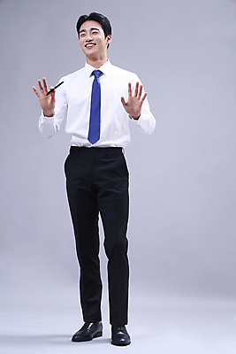 포토 JPG 스튜디오촬영 전신 응시 남자 회색배경 한명 서기 미소 들기 정장 20대 성인 앞모습 비즈니스라이프 볼펜 손들기 한국인 비즈니스맨 발표 성인남자한명만 국내포토 1 라이프스타일 시선 옷 뷰포인트 백그라운드 비즈니스 모션 실내 표정 사람 동양인 청년 펜 회색 직장인 남자한명만 성인남자만 파일형식