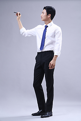 포토 JPG 스튜디오촬영 전신 응시 남자 회색배경 한명 서기 들기 정장 20대 성인 옆모습 비즈니스라이프 볼펜 한국인 비즈니스맨 발표 성인남자한명만 국내포토 1 라이프스타일 시선 옷 뷰포인트 백그라운드 비즈니스 모션 실내 사람 동양인 청년 펜 회색 직장인 남자한명만 성인남자만 파일형식